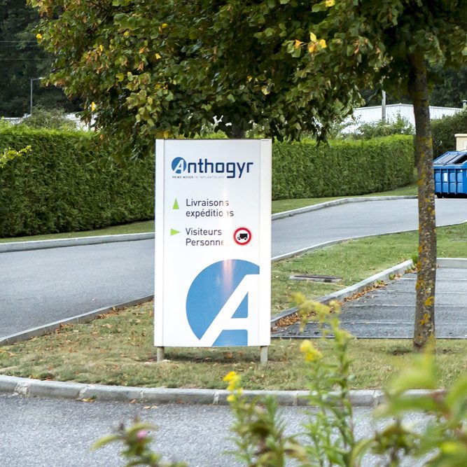 panneau-totem-signaletique-montfort-anthogyr